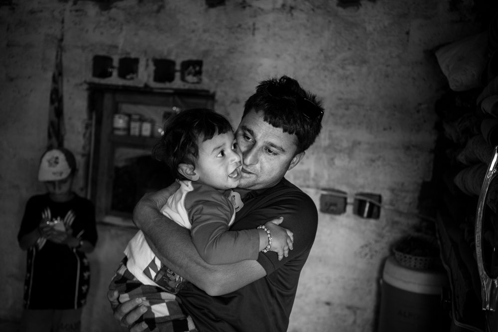  تصوير الكساندر افونسو - نازحون ايزديون لا يملكون شيئا لكنهم يهبون كل شيء 